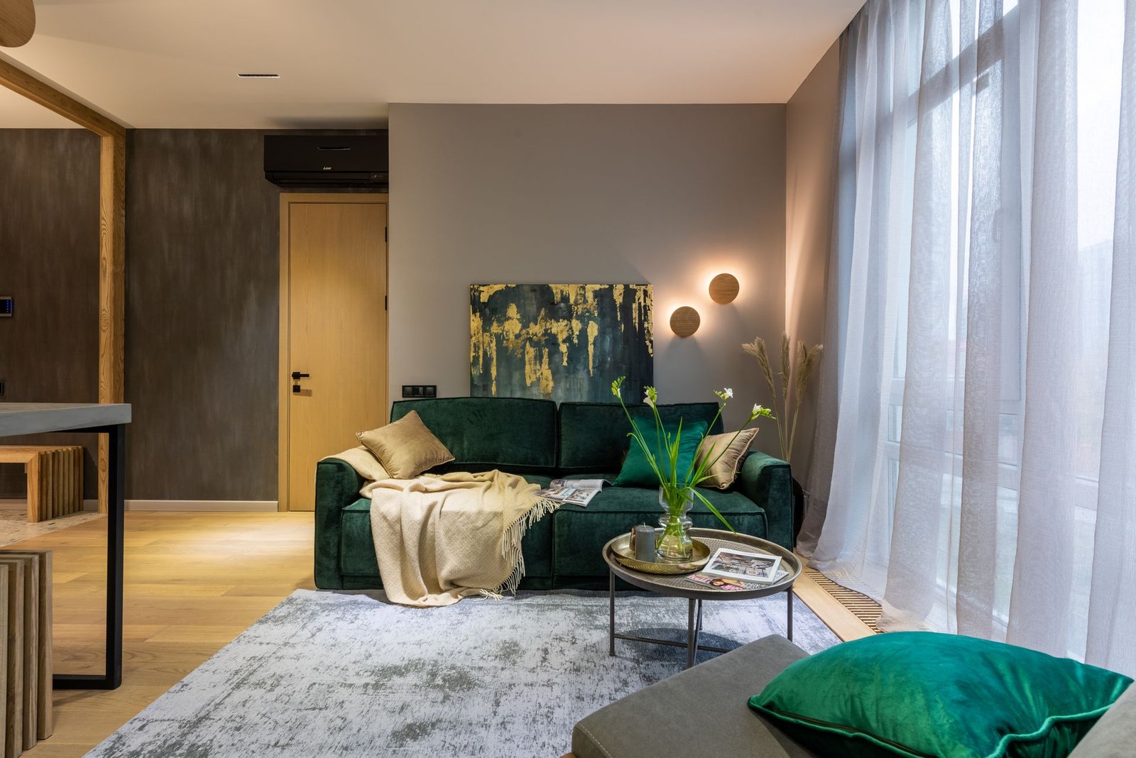 Salon d'appartement moderne et chaleureux meublé par Inscape